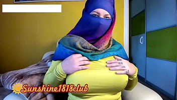 Gadis Muslim Berhijab Dari Timur Tengah Dengan Payudara Besar Dalam Rekaman Kamera Tanggal 2 November