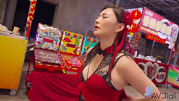 Gadis Cina Mio Digilir Habis-habisan Di Tengah Keramaian Pasar Malam.