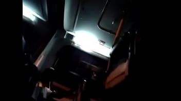 Pengalaman Pertama Di Dalam Bus Yang Membuatku Tak Bisa Berhenti Menggeliat