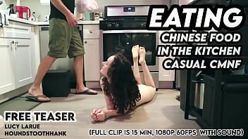 Makan Makanan Cina Di Dapur Dengan Wanita Telanjang Dan Pria Berpakaian Santai