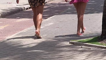 Gadis Manis Nan Menggoda Berjalan Ke Pantai Dengan Pantat Yang Memikat!
