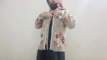 Gadis Berhijab Memuaskan Nafsunya Dengan Mentimun Yang Menggoda