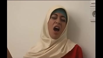 Muslimah Arab Berhijab Dengan Gaya Yang Menggoda