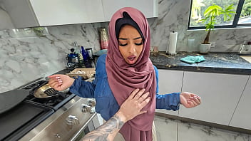Istri Berhijab Yang Bergairah Ingin Menyelamatkan Pernikahannya Dengan Belajar Memberikan Oral Seks Dan Bicara Kotor