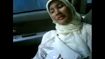 Jilbab Panas Di Dalam Mobil Yang Menggairahkan