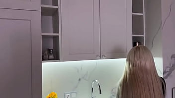 Gadis Rusia Pirang Seksi Dengan Stoking Hitam Dan Pasangannya Yang Amatir Sangat Suka Bercinta.