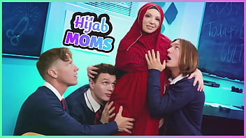 Perempuan Berhijab Asli Yang Puaskan Tiga Laki Sekaligus