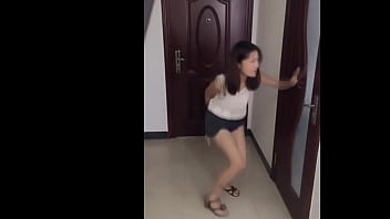 Gadis China Sangat Ingin Pipis
