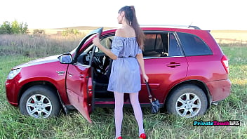 Gadis Rusia Seksi Mengocok Memek Dengan Dildo Dan Bugil Di Dalam Mobil Sambil Live Cam