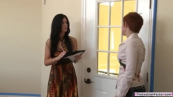 Milf Montok Dengan Payudara Kecil Digoyang Habis-habisan Oleh Klien Lesbian Yang Liar