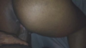 Menggoda Dan Merangsang Pasangan Dengan Gerakan Sensual