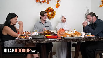 Muslimah Seksi Audrey Royal Rayakan Thanksgiving Dengan Bercinta Liar Di Atas Meja – Goyangan Berhijab