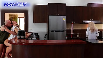 Nyaris Ketahuan Dihajar Anal Dan Dikrempi Dari Belakang Sambil Mertua Masak Sarapan