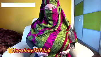 Muslimah Berjilbab Dalam Celana Jeans Ketat Memamerkan Bokong Montok Dan Memainkan Klitorisnya Di Depan Kamera Pada Tanggal 14 Februari
