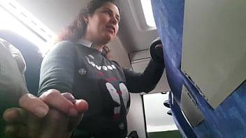 Petualangan Panas Di Dalam Bus: Ibu Gatel Tergoda Melihat Adegan Mesum