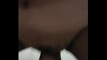 Hampir Tak Kuasa Menahan Hasrat Di Ranjang, Tubuhnya Bergoyang Liar Di Atas Batangku Yang Keras.