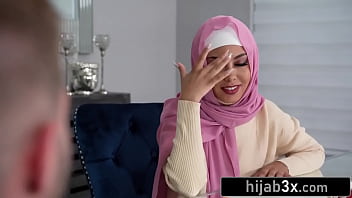 Gadis Muslim Manis Berhijab Tapi Tetap Menggoda Saat Bercinta