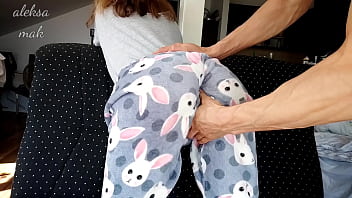 Kakak Tiri Menampar Pantat Adik Tirinya Di Pagi Hari