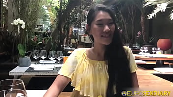 Turis China Seksi Dan Kurus Ngeseks Dengan Bule Yang Baru Dikenalnya Di Lobi Hotel