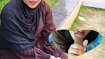 Gadis Muslimah Berhijab Yang Malang Terpaksa Menyerahkan Keperawanannya Pada Produser Video Porno Demi Uang