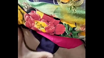 Bidadari Desa India Mengencingi Alam Liar Dengan Gairah Membara