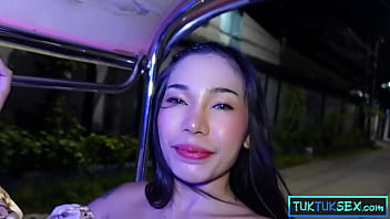 Gadis Thailand Montok Dengan Payudara Besar Palsu Digoyang Dan Memamerkan Memeknya Yang Imut Seperti Hello Kitty