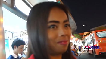 Gadis Asia Bertubuh Mungil Mendambakan Batang Tebal Yang Menembus Hingga Ke Dasar