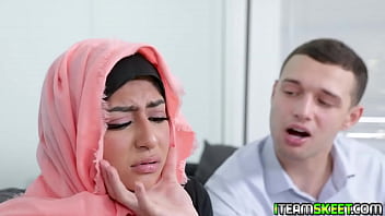 Binky Beaz Membungkuk Dan Membiarkan Tetangga Mesum Itu Menancapkan Pelor Panasnya
