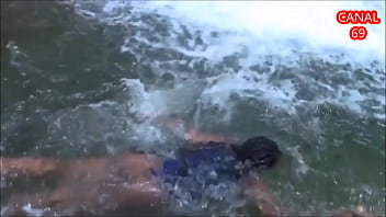 Gostosa Negra Indo Para A Cachoeira Com Seu Biquíni Azul Coladinho