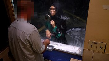 Wanita Arab Tergila-gila, Menggoyang Ranjang Motel Kumuh Demi Uang