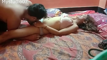 Gadis India Seksi Dan Montir Pengiriman Barang Bercinta Dengan Penuh Gairah