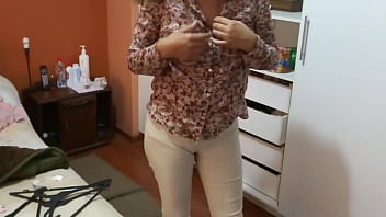 Teman Ibuku Pulang Dengan Penuh Gairah Dan Memintaku Menemaninya Ke Kamar Tidur
