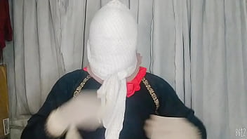 Gadis Berhijab Mengikat Diri Dengan Nafsu