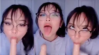 Ambiyah Hoodie Biru Lagi Asyik Ngentotin Dildo Besar