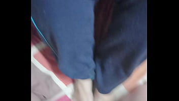 Ibu Stacy Si Milf Genit Memberikan Footjob Nakal Pada Anak Tirinya, Sperma Memercik Di Kaki Seksi Miliknya