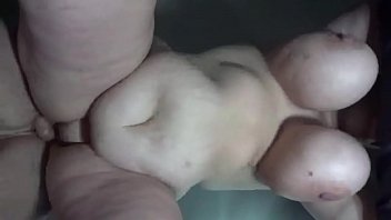 Istri Montok Digencet Dari Belakang, Pemandangan Dari Bawah… Payudara Besar Bergoyang Liar… Bikin Video Ini Viral