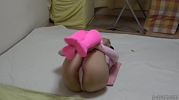 Gadis Jepang Bergoyang Dengan Baju Ketat Merah Muda