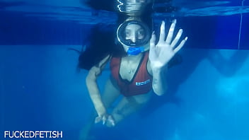 Toples Malam Helen Star: Berkendara Dengan Topeng Dan Berenang Di Kolam