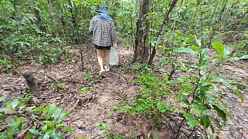 Gadis Thailand Jalan-jalan Di Hutan Sambil Petik Jamur, Sembunyi-sembunyi Buka-bukaan Di Dalam Hutan Belantara, Suaranya Masih Lantang Dan Jelas