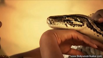 Gadis India Berambut Cokelat Dengan Aura Seksi Yang Memikat