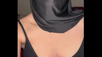Gadis Arab Berhijab Meremas Dan Mengelus Payudaranya Sendiri Dengan Penuh Nafsu, Memuja Tubuhnya Dalam Adegan Solo Yang Menggoda