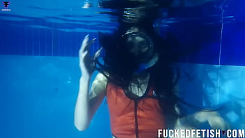 Kacamata Selam Helen Star Yang Menggoda Di Kolam Renang