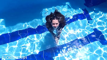 Tubuh Latex Jessica Bunny Menggoda Di Bawah Air