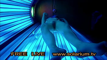 Gadis Kurus Kering Masturbasi Liar Di Solarium Umum