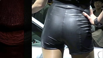 Gadis Tionghoa Menggoda Dengan Celana Kulit Ketat Yang Membakar Nafsu