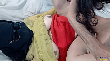Istri Muslim Desi Nakal Berhijab Digilir Di Atas Meja Pakai Kacamata Hitam, Adegan Ranjang Seru Dengan Audio Hindi Jernih