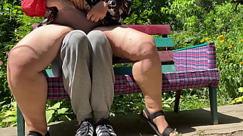 Mertua Dengan Bokong Gede Mengocok Kontol Dan Kencing Di Atas Menantunya Di Luar Ruangan