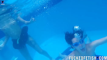Pasangan Panas Yessica Bunny Dan Helen Star Menggoda Di Kolam Renang