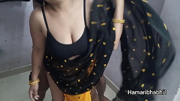 Bhabhi India Yang Seksi Dengan Sari Terbuka, Siap Untuk Aksi Panas Dan Liar Di Ranjang.