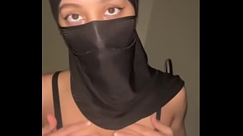 Payudara Arab Montok Bergoyang Di Balik Hijab • Memek Muslim Itu Dipermainkan Di Depan Kamera